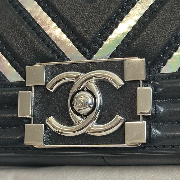 ❌SOLD❌ CHANEL Limited Edition Boy Flap Bag Chevron Lambskin Holographic Medium - Picture 11 of 16